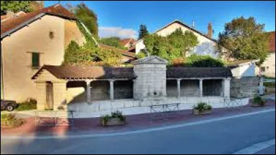 Aujourd'hui, nous commençons notre balade devant la grande fontaine de Boult. Village de l'arrondissement de Vesoul, traversé par la Tounolle, il se situe dans le département ...