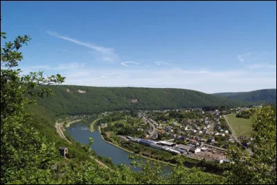 Quel grand cours d'eau traverse la partie nord du département ?