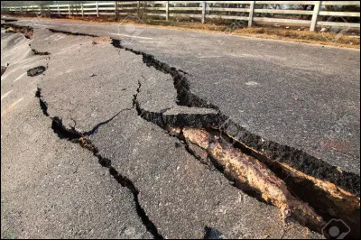 Tu es chez toi, quand soudain on signale qu'un tremblement de terre arrive vers ta maison ! Que fais-tu ?