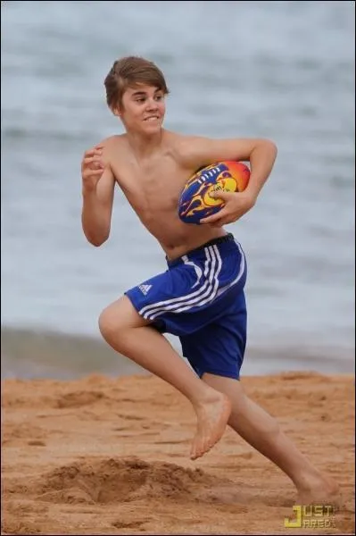 Sur cette photo, sur la plage de quelle ville est justin bieber ?