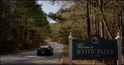 Tu viens d'arriver à Mystic Falls, quelle est la raison de ta venue ?