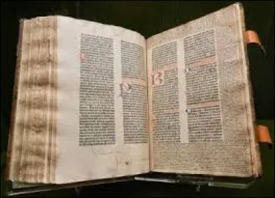 Le premier livre imprimé est "La Bible de quarante deux lignes" du célèbre Gutenberg ?