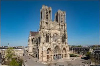 Combien de rois de France ont été sacrés dans la cathédrale de Reims ?