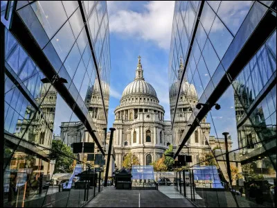 À peu près, combien de visiteurs reçoit cette cathédrale par an ?