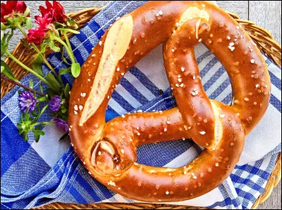 D'où nous vient ce biscuit croquant en forme de nud et parsemé de gros sel ?