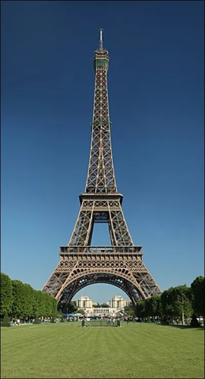 Quelle est cette tour de 330 mètres, surnommée "la Dame de Fer", symbole de la ville de Paris ?