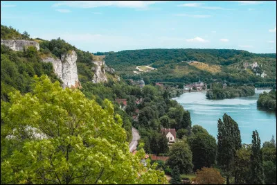 Quel est ce grand cours eau qui traverse la partie nord-est du département ?