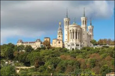 La basilique Notre-Dame de Fourvière se situe à Lyon.