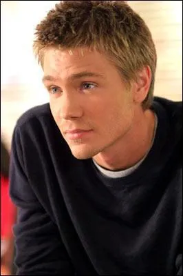 Avec qui, Lucas Scott est-il sorti parmi ces deux filles ?