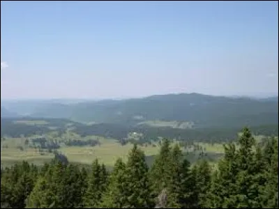 À quelle altitude situez vous le point culminant du département du Jura ?