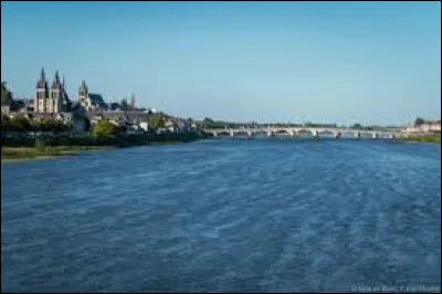 Quel est ce grand cours d'eau qui traverse d'est en ouest le département en sa partie centrale ?