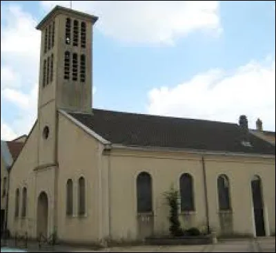 Nous démarrons la semaine en Lorraine, au pied de l'église Saint-Henri, à Clouange. Ville de l'arrondissement de Thionville, sur les bords de l'Orne, elle se situe dans le département ...