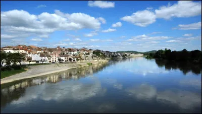 Quel grand cours d'eau traverse le département dans sa partie centrale ?