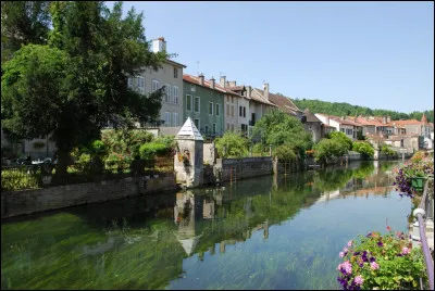 Quel grand cours d'eau prend sa source dans le département et le traverse en totalité en coulant vers le nord ?