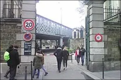 Pour commencer situons-le. Sous quel nom est aussi connu le cimetière de Montmartre ? (Photo entrée du cimetière).