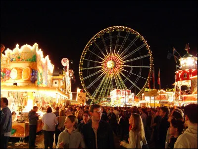 Pour mon anniversaire, je vais a/à la fête foraine !