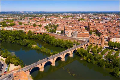 Quelle est cette ville, préfecture et ville la plus peuplée du département ?