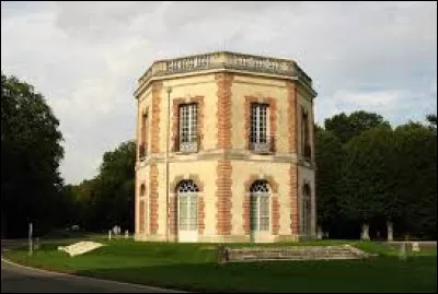 Je vous propose de démarrer cette balade au pied du pavillon du Carré, à Abondant. Ville de l'arrondissement de Dreux, elle se situe dans le département ...