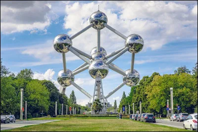 Je mange les meilleures frites devant l'Atomium.