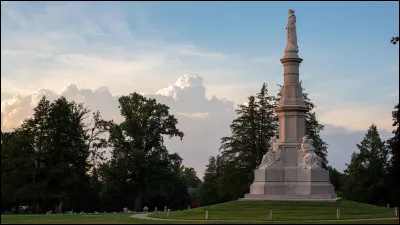 Quel est un des monuments les plus célèbres et le plus visité en France ?