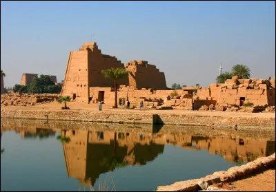 Quel fleuve coule au pied du temple de Karnac ?