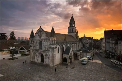 Commençons par l'église qui est, pour moi, la plus emblématique que l'on cite en exemple dans de nombreux ouvrages comme étant de pur art roman. 
Quelle est-elle ?