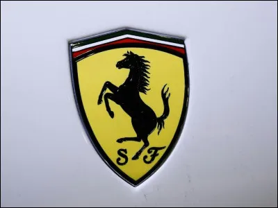 Quelle marque de voiture est connue pour son logo en forme de prancing horse (cheval cabré) ?