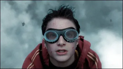 Le prisonnier d'Azkaban - Harry vole au-dessus du stade de quidditch alors que la météo est détestable. Soudain des détraqueurs l'attaquent. Harry, inconscient, chute de son balai et va probablement s'écraser au sol....