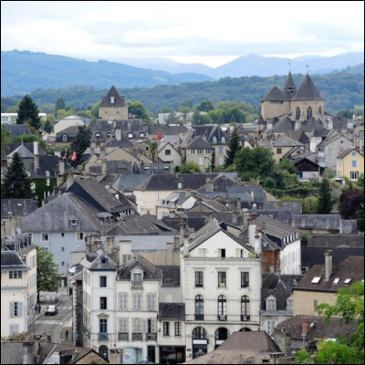 Oloron-Sainte-Marie est l'une des deux sous-préfectures des Pyrénées-Atlantiques.
