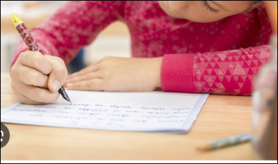 Ton camarade de classe te demande un stylo. Que fais-tu ?