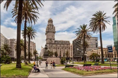 Montevideo est la capitale de l'Uruguay, en Amérique du Sud. Sa population.... ?