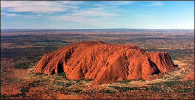 Dans quel pays est située la montagne de grès nommée Uluru ?