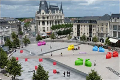 Quelle est cette ville, préfecture et ville la plus peuplée du département avec 38 000 habitants et 88 000 dans son agglomération ?