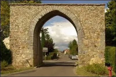 Aujourd'hui, nous démarrons notre balade dans les Pays-de-la-Loire, devant la porte Saint-Mathurin, à Bourg-le-Roi. Village de l'arrondisement de Mamers, il se situe dans le département ...