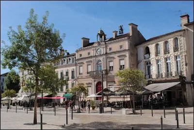 Quelle est cette ville, préfecture et ville la plus peuplée du département ?