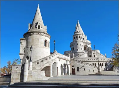 Commençons notre voyage à Budapest. Quel est le nom de ce bastion, connu pour offrir un panorama exceptionnel sur la ville ?