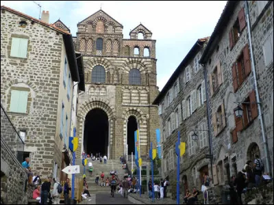 Quelle est cette ville, préfecture et, de loin, ville la plus peuplée du département ?