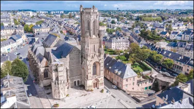 Quelle est cette ville, préfecture du département, ravagée par les bombardements de juin 1944 qui l'ont détruite à 90 % ?