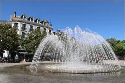 Quelle est cette ville, préfecture et principale ville du département avec 44 000 habitants ?