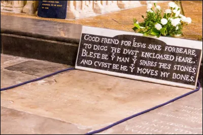 Ce célèbre auteur anglais repose dans l'église de la Sainte-Trinité à Stratford-upon-Avon. Sa tombe porte une épitaphe unique, écrite par lui-même, qui avertit de ne pas déranger ses os. Il est connu pour ses pièces de théâtre et ses sonnets, et est souvent surnommé « le Barde d'Avon ».