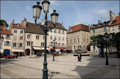 Quelle est cette ville, préfecture et principale ville du département ?