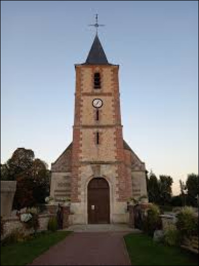 Notre balade démarre au pied de l'église Saint-Pierre, à Grossuvre. Commune normande, dans l'aire d'attraction Ébroïcienne, elle se situe dans le département ...