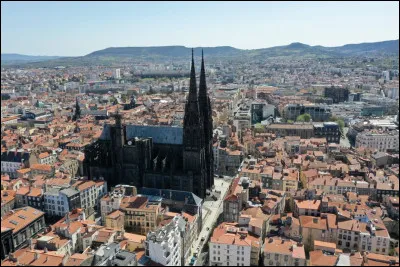 Dans quelle ville du département du Puy-de-Dôme le siège social de "Michelin" est-il situé ?