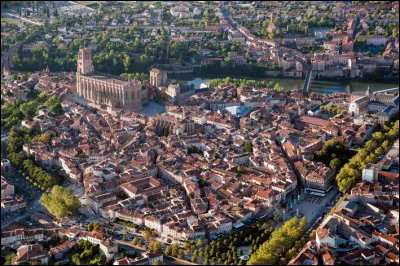 Quelle est cette ville, préfecture et plus importante ville du département ?