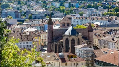 Quelle est cette ville, traversée par la Moselle, préfecture et principale ville du département ?