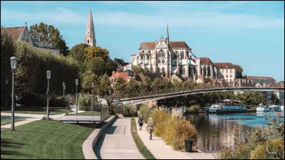 Quelle est cette ville, préfecture et première ville du département avec 34 000 habitants ?