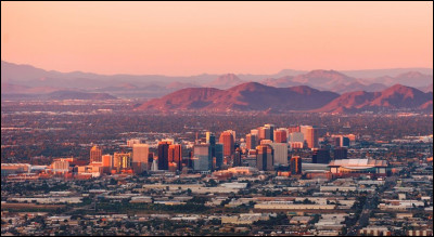 C'est la capitale et la plus grande ville de l'État de l'Arizona et c'est la plus importante ville de ces États de l'Ouest avec 1,6 million d'habitants et 4,8 dans son aire urbaine :