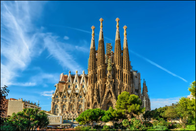 Qui a été le tout premier architecte de la Sagrada Familia, celui qui a posé la première pierre ?