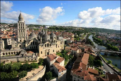 Quelle est cette ville, préfecture et principale ville du département avec 29 500 habitants et 65 000 dans son agglomération ?