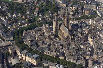 Quelle est ville, préfecture et ville la plus peuplée du département avec 12 500 habitants ?